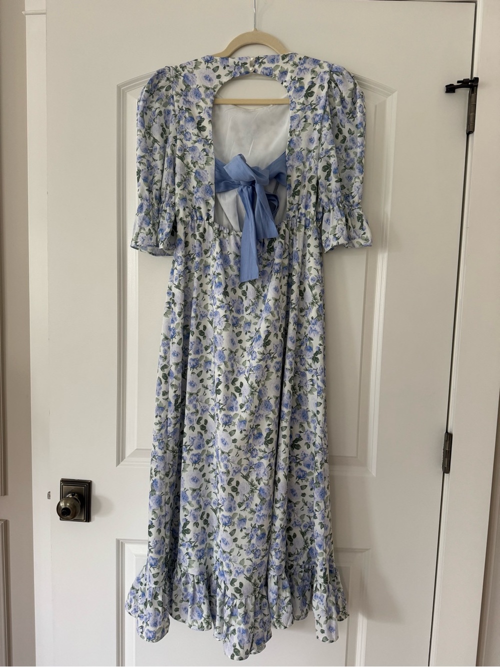 Sister Jane floral Puff-Sleeve Midi Dress in Light Blue and White. Size medium - Picture 4 of 4
